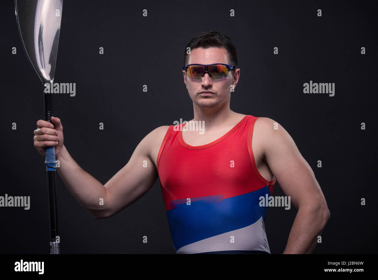 Un giovane uomo adulto, paddle kayak occhiali apparecchiature di posa Foto Stock