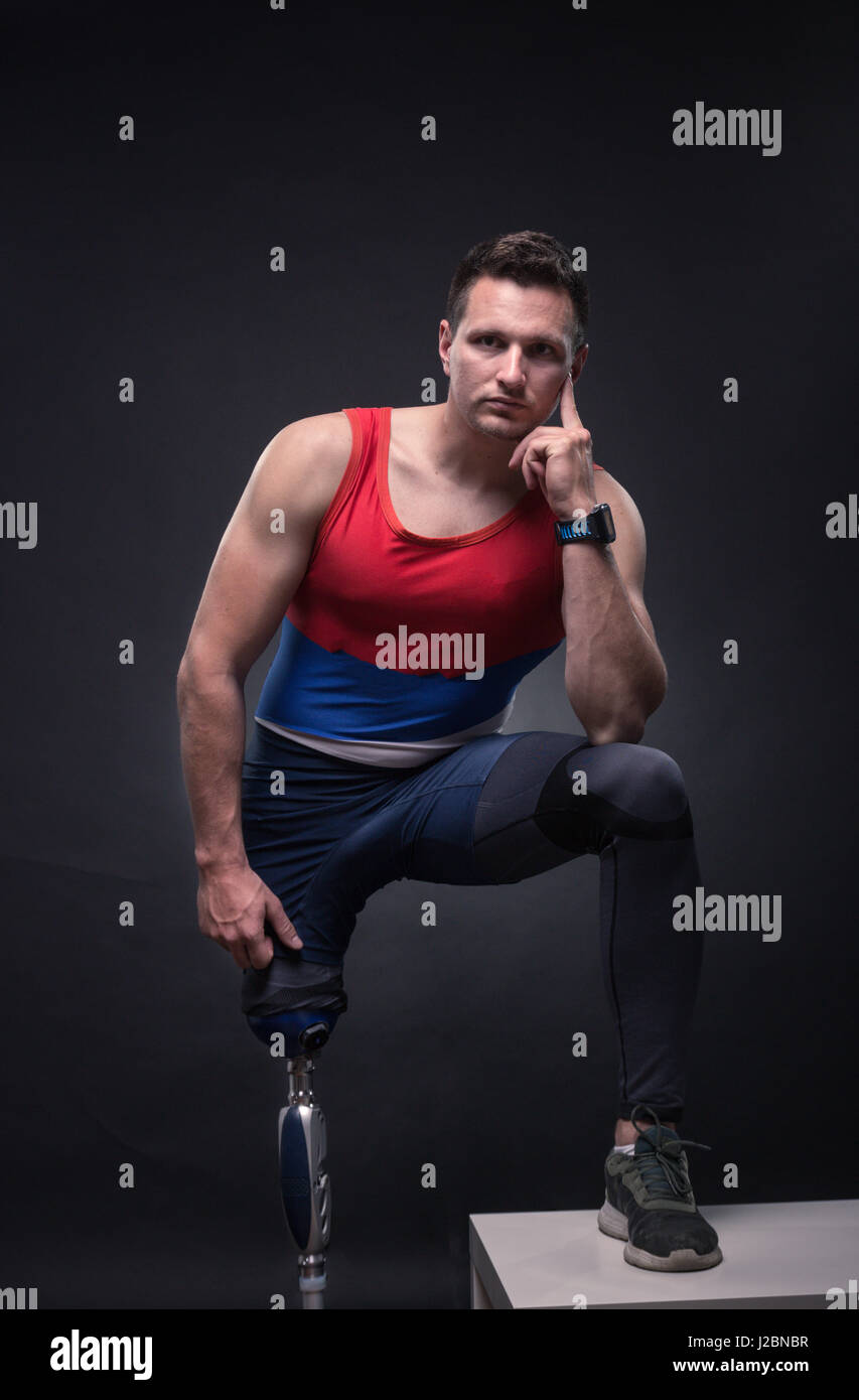 Un giovane uomo adulto disabili, atleta atleta in posa, una gamba protesico, in piedi Foto Stock