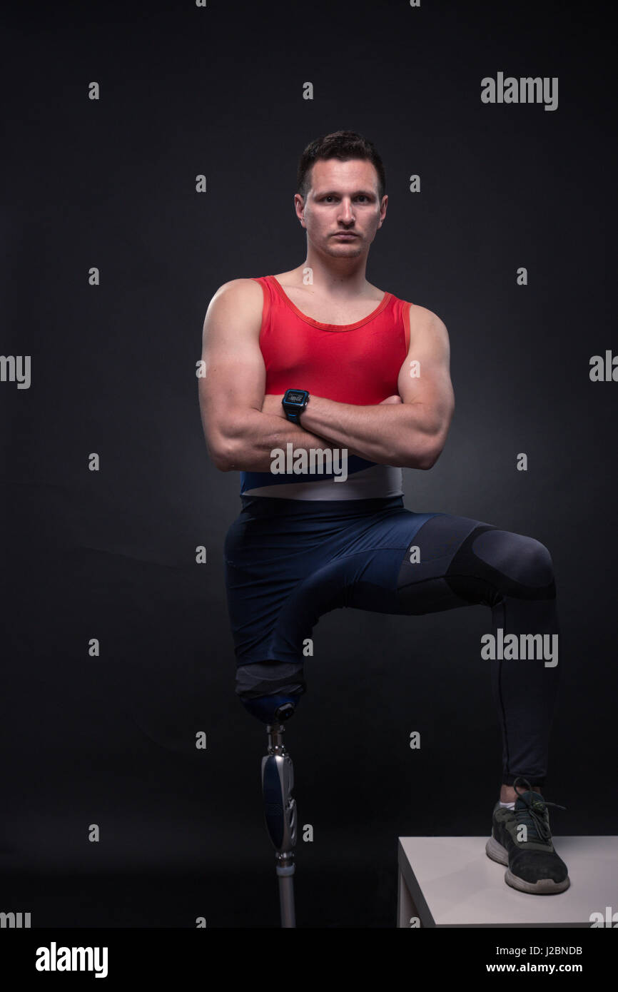 Un giovane uomo adulto disabili, atleta atleta in posa, una gamba protesico, in piedi Foto Stock