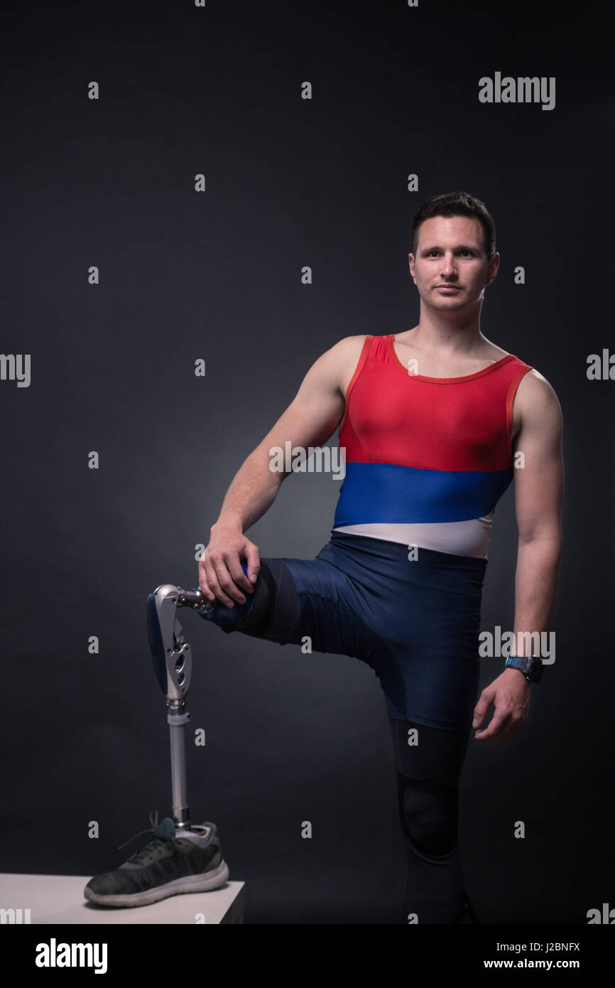 Un giovane uomo adulto disabili, atleta atleta in posa, una gamba protesico, in piedi Foto Stock
