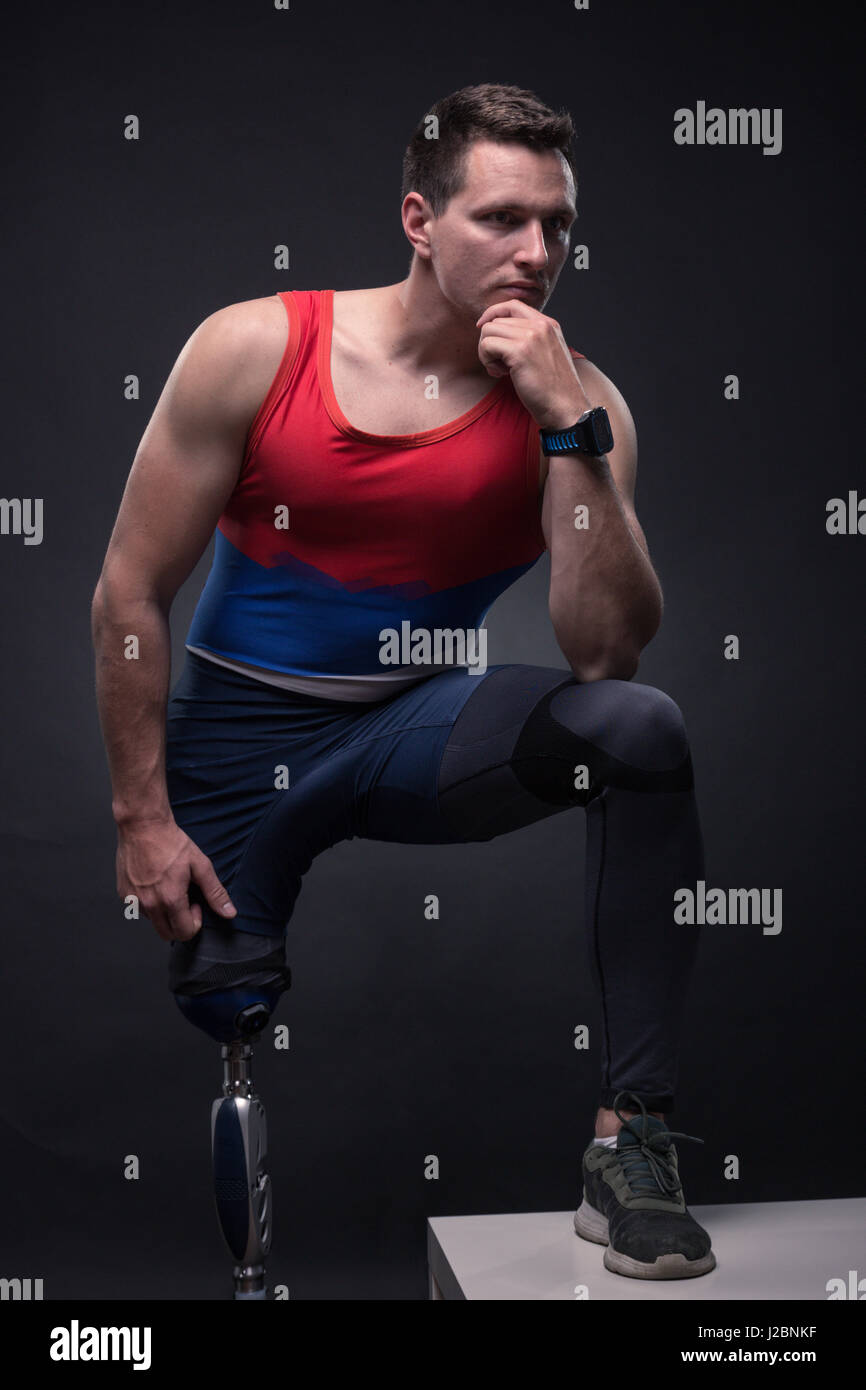 Un giovane uomo adulto disabili, atleta atleta in posa, una gamba protesico, in piedi Foto Stock