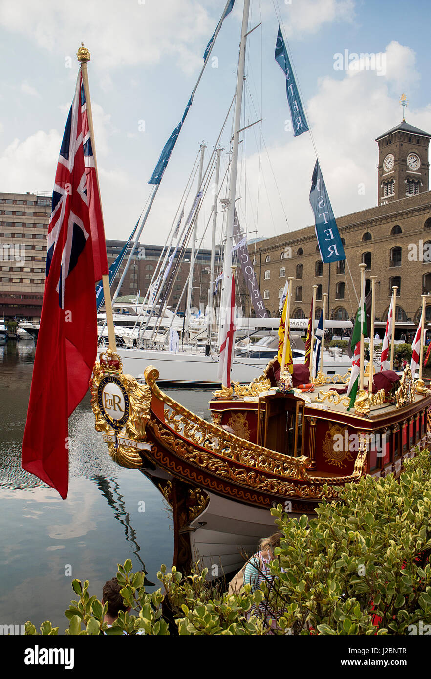 La Queen's Rowbarge "Vincenzo' ormeggiato a San Katherine Docks, Londra Foto Stock