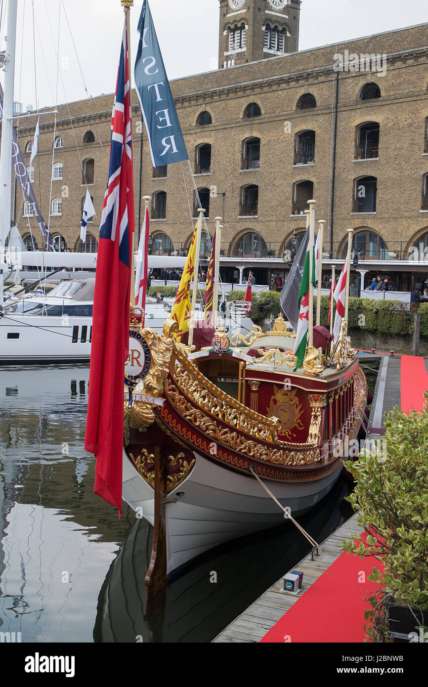 La Queen's Rowbarge "Vincenzo' ormeggiato a San Katherine Docks, Londra Foto Stock