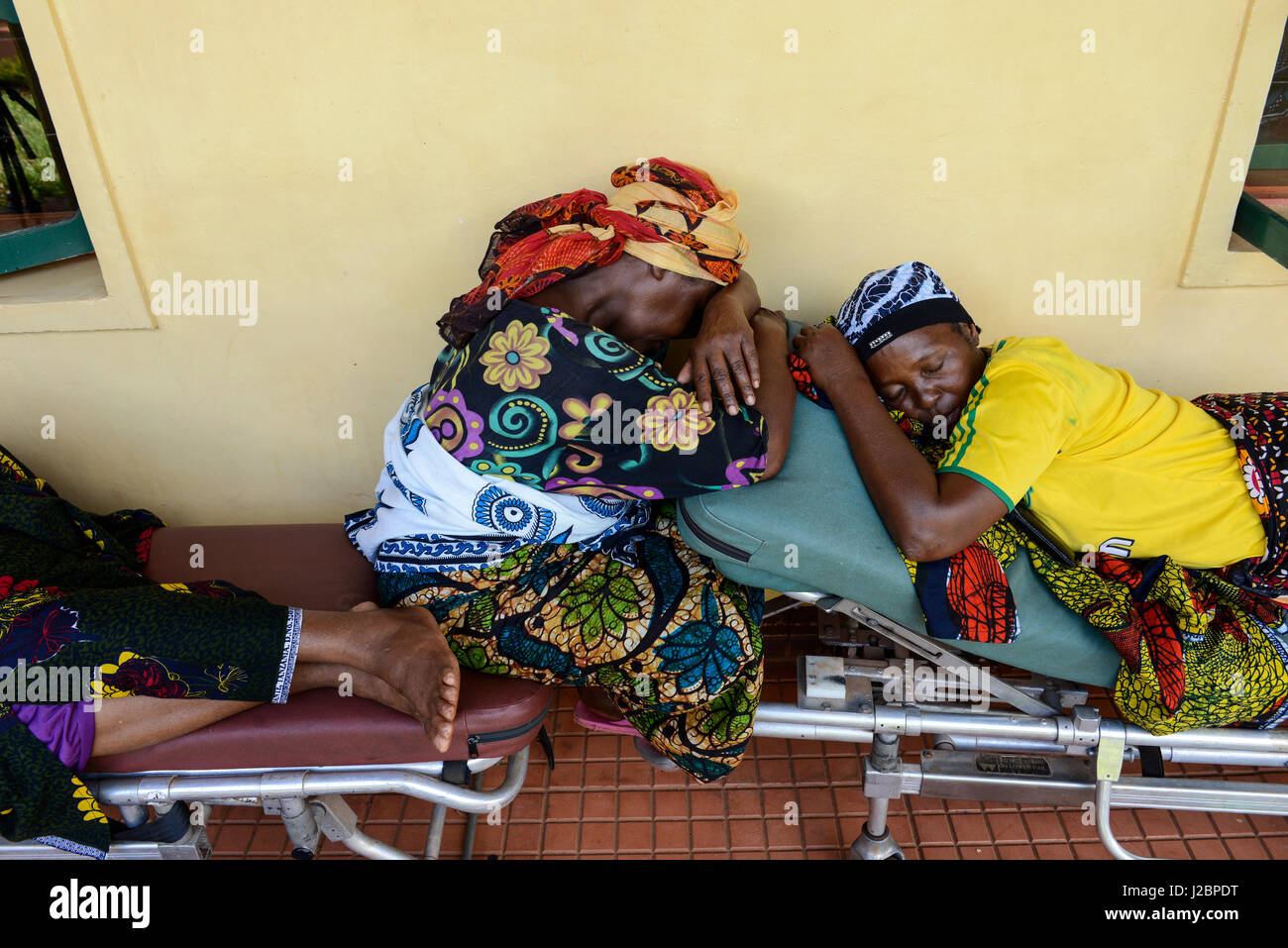 TANZANIA, Korogwe, villaggio Kwalukonge, KWALUKONGE CENTRO SALUTE, dormendo parenti di pazienti Foto Stock