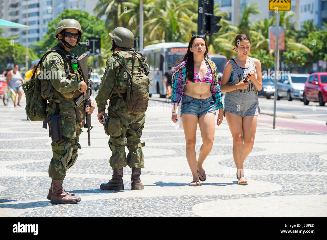 RIO DE JANEIRO - 15 febbraio 2017: due soldati dell esercito in pieno il camuffamento uniformi stand con fucili a canna rigata sulla spiaggia di Copacabana durante uno sciopero di polizia. Foto Stock