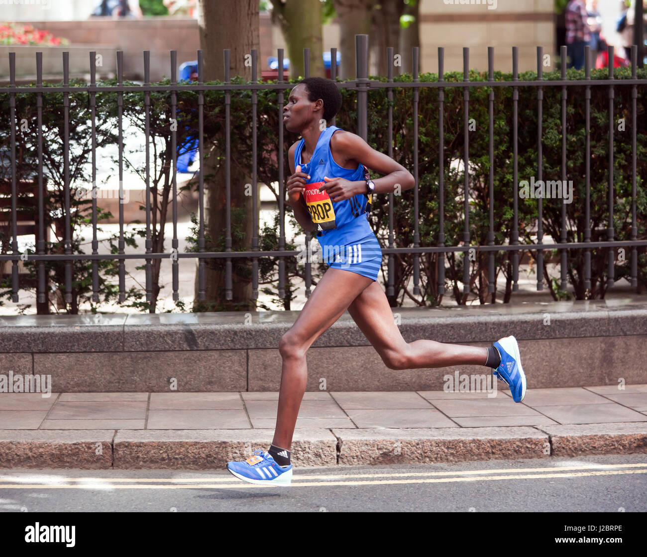 Chelea Kiprop dal Kenya, competere nel 2017 Maratona di Londra. Ha terminato i 7 in un tempo di 02:25:39 Foto Stock