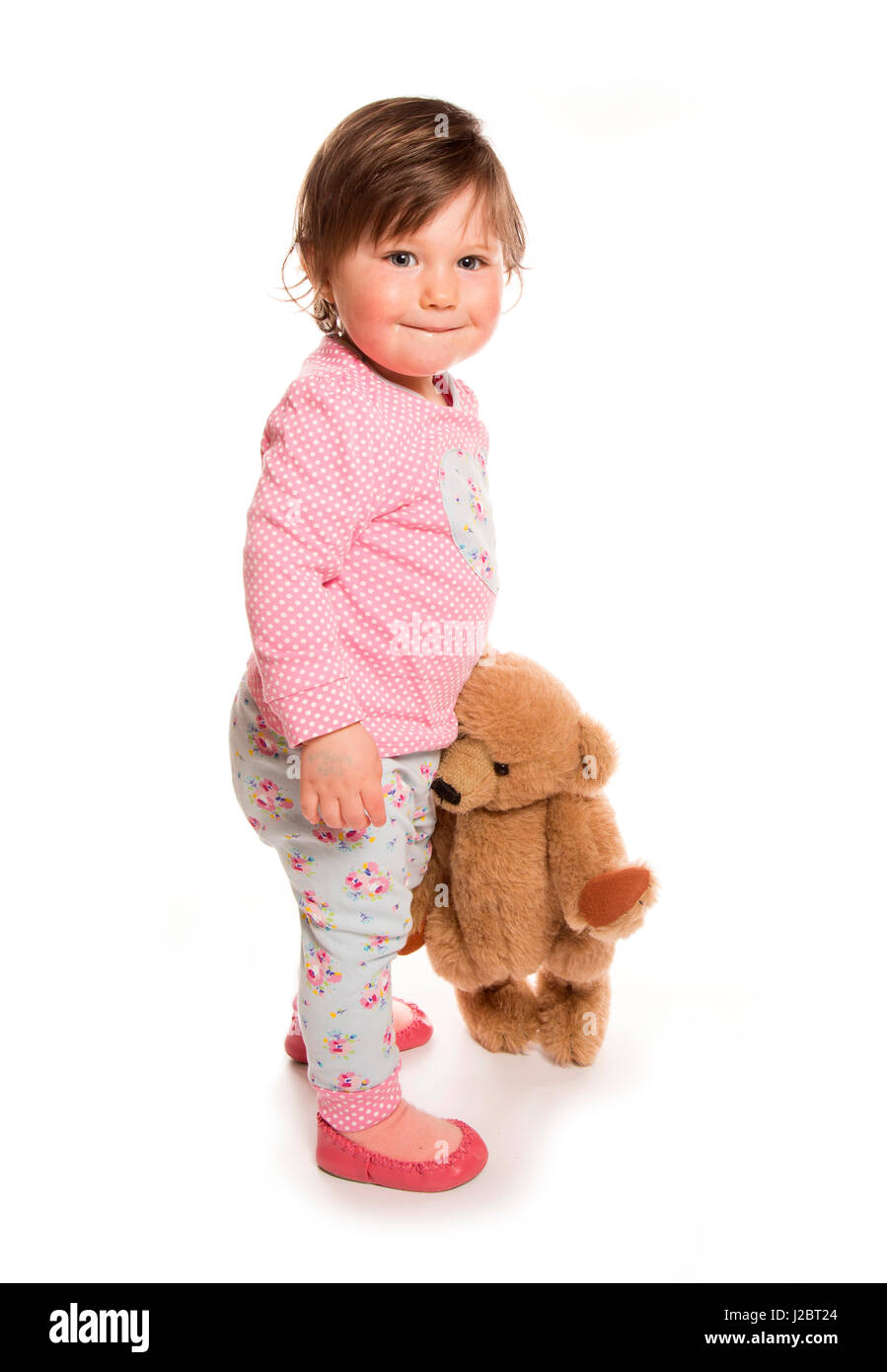 Il toddler ottenere pronto per il letto in pigiama con Teddy intaglio Foto Stock