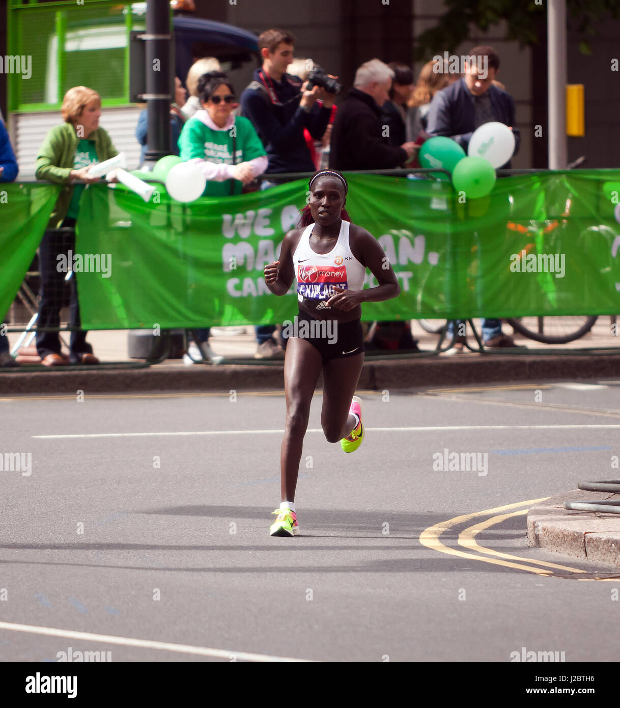 Firenze Kiplagat del Kenya, competere nel 2017 Maratona di Londra. Lei è andato a finire 9 in un tempo di 02:26:25 Foto Stock