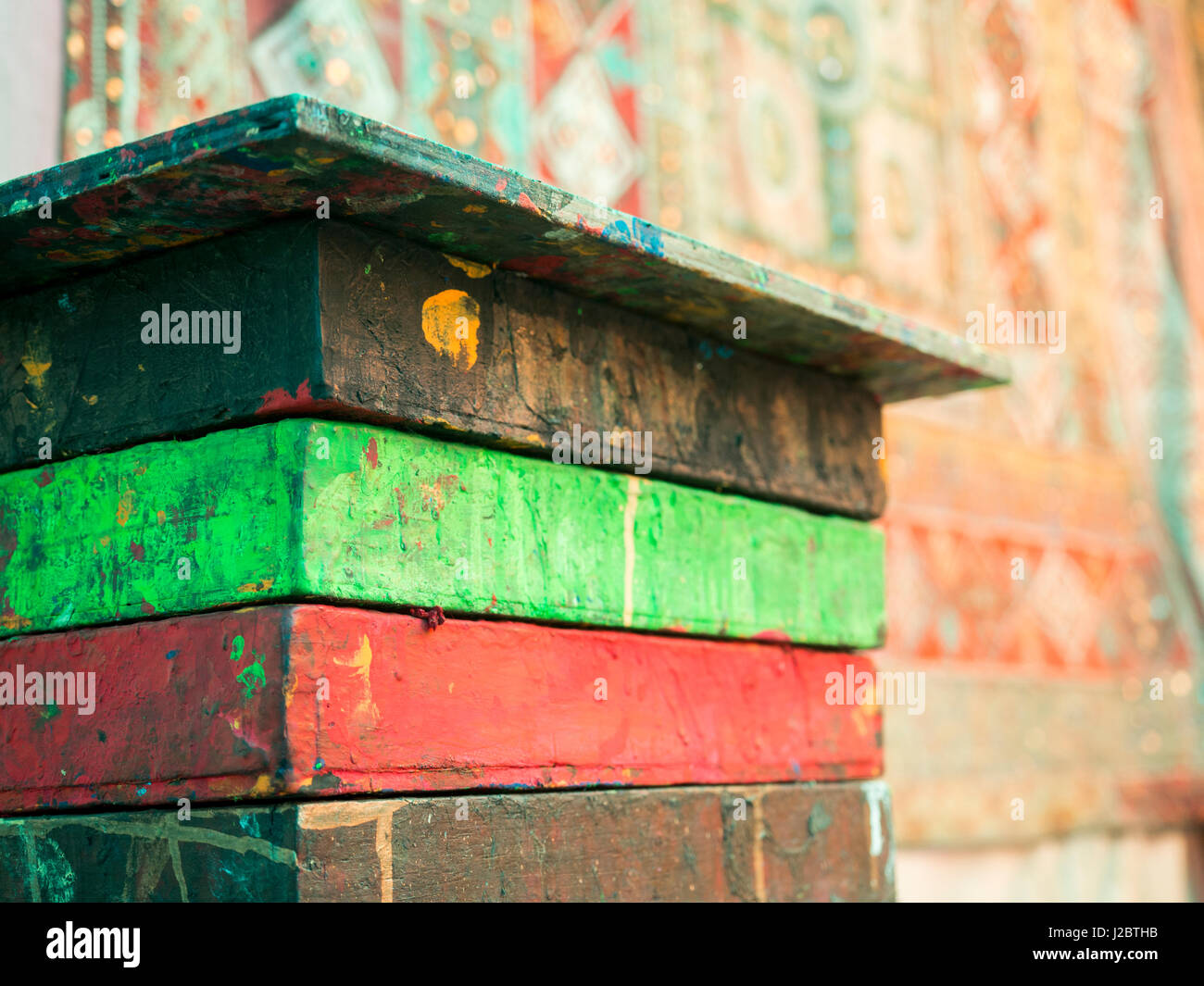 Pila di vassoi con blocco inchiostri di stampa sul tavolo a Jaipur, Rajasthan, India Foto Stock