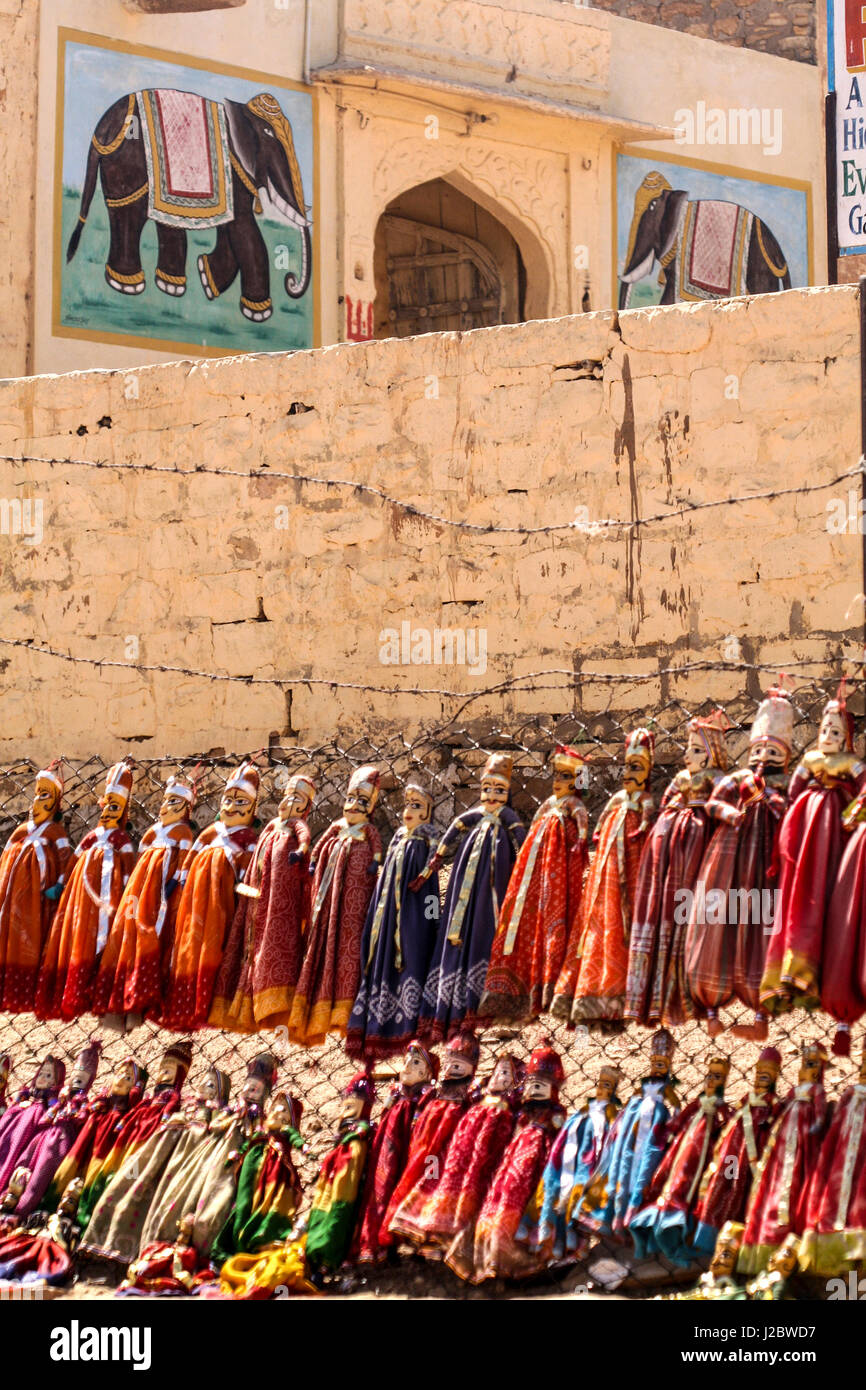 Jaisalmer, Rajasthan, India. Linea di India Mughal panno in costume bambole Foto Stock