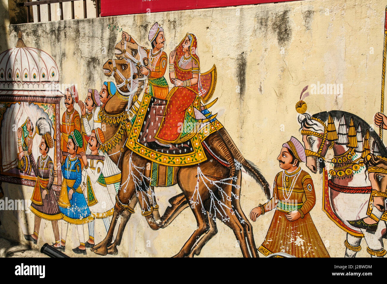 Udaipur, Rajasthan, India. Dipinto di rilievo del Mughals cavalcare i cammelli e cavalli con un Howdaw Foto Stock