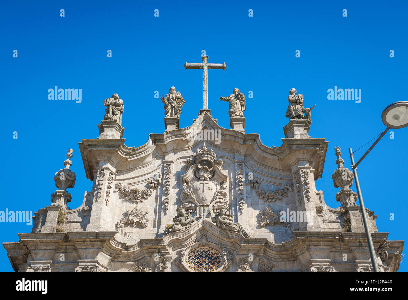 Statue di santi chiesa, statue di quattro santi situati sulla parte superiore del west end della Igreja do Carmo, una chiesa barocca nel centro di Porto, Portogallo Foto Stock