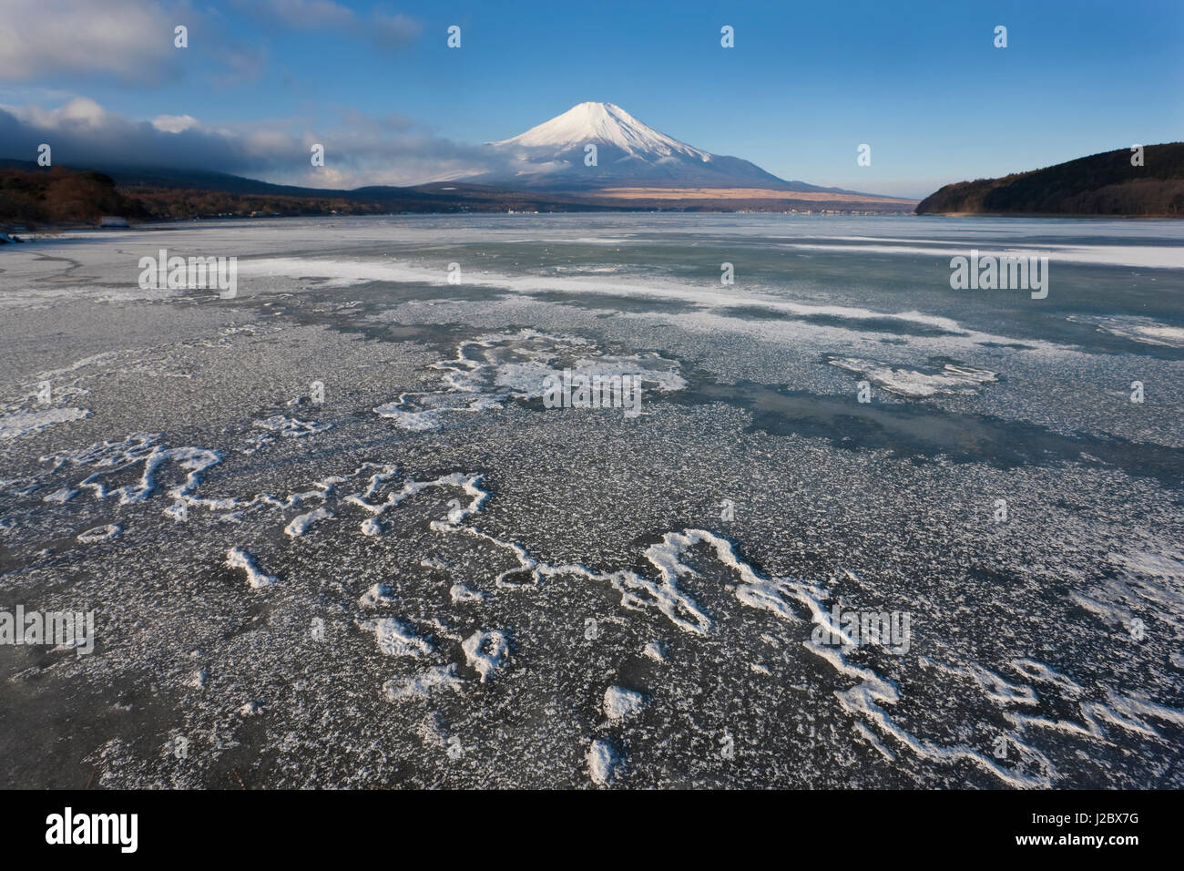 Ghiaccio sul lago Yamanaka con coperte di neve il Monte Fuji in background, Giappone Foto Stock