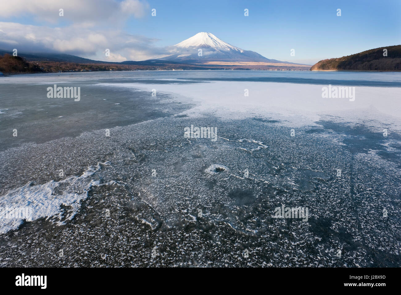 Ghiaccio sul lago Yamanaka con coperte di neve il Monte Fuji in background, Giappone Foto Stock