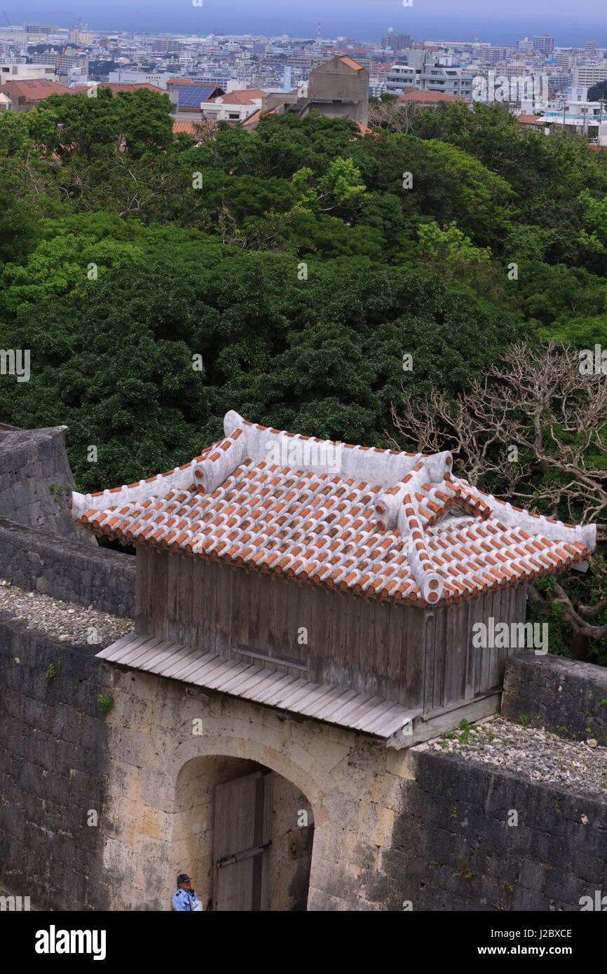 Guardando oltre i bastioni del Castello di Shuri verso la città di Naha, Okinawa, in Giappone. Foto Stock