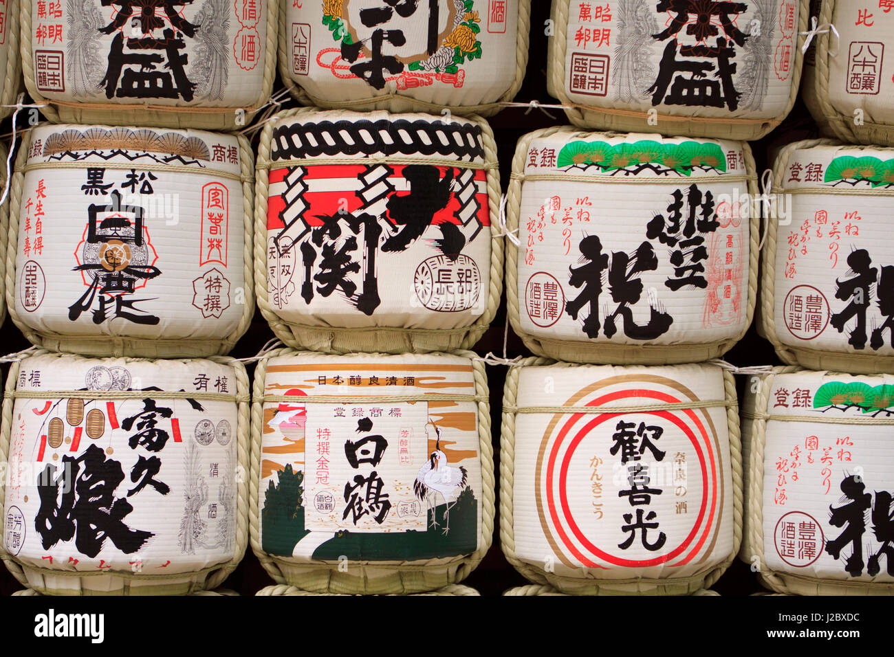 Decorazione di barili di sake si trovano spesso sul display in giapponese santuari di rappresentare il collegamento che l'alcol ha di avvicinare persone agli dèi. Foto Stock