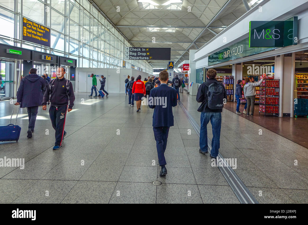 I passeggeri a piedi verso le partenze, London Stansted Airport Foto Stock