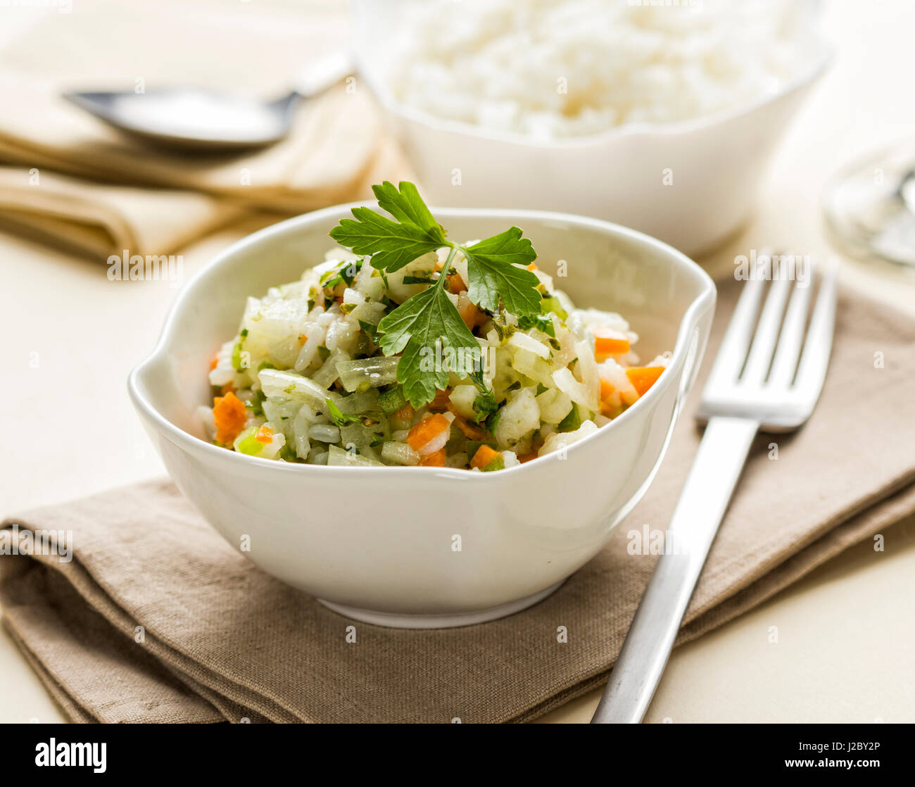 Deliziosi piatti vegetariani rinfrescante insalata di riso con verdure. Foto Stock
