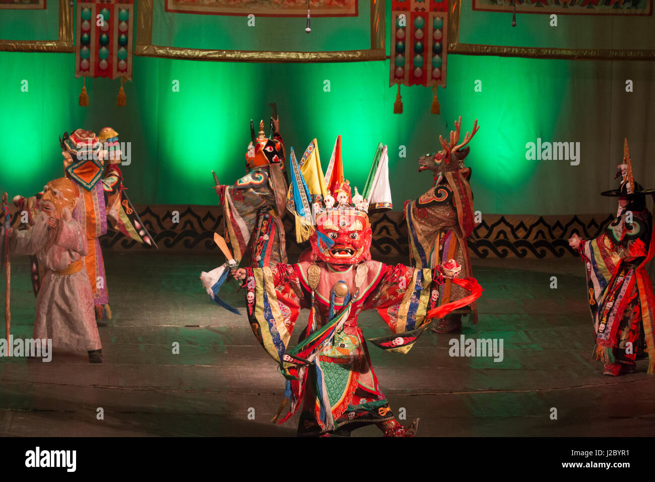 Asia, Mongolia, Ulaanbaatar, mongola nazionale di canti e danze Ensemble accademico. Lo Sciamano danza. (Solo uso editoriale) Foto Stock