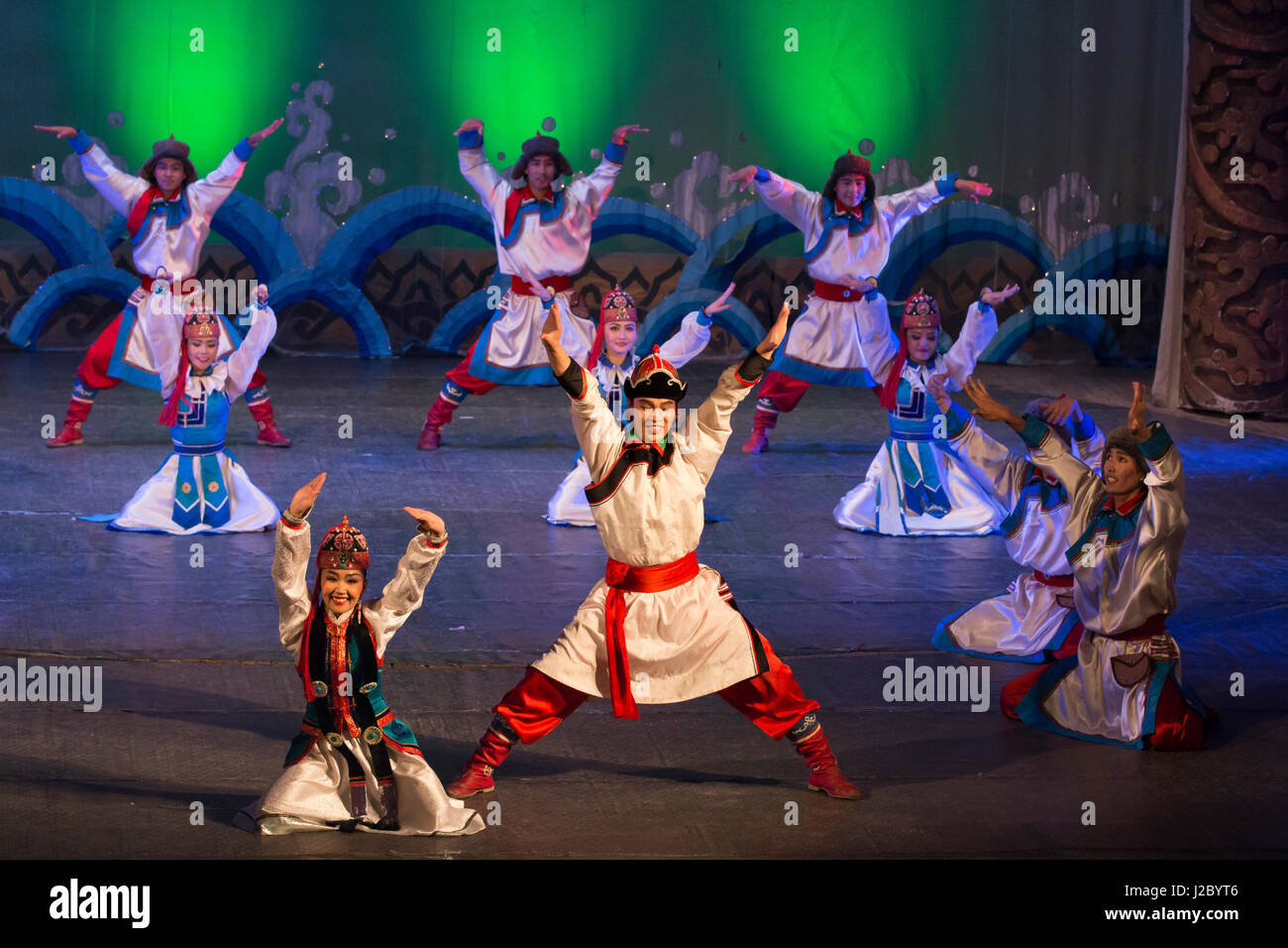 Asia, Mongolia, Ulaanbaatar, mongola nazionale di canti e danze Ensemble accademico. Danze popolari. (Solo uso editoriale) Foto Stock