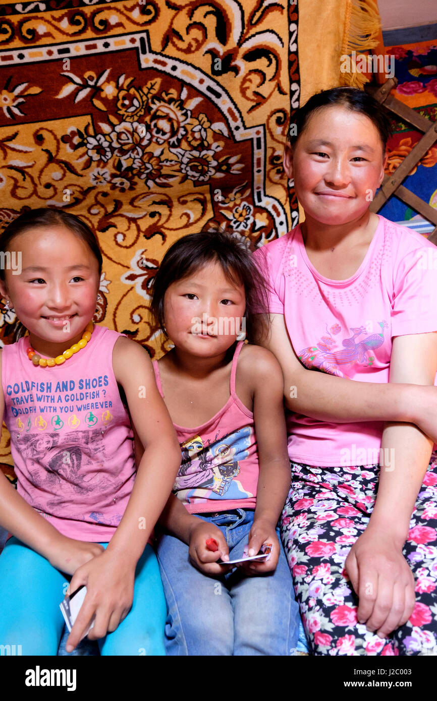 Asia, Mongolia occidentale, il lago Tolbo, all'interno di Ger, (Yurt). Le tre sorelle, nomadi di etnia kazaka. (Solo uso editoriale) Foto Stock