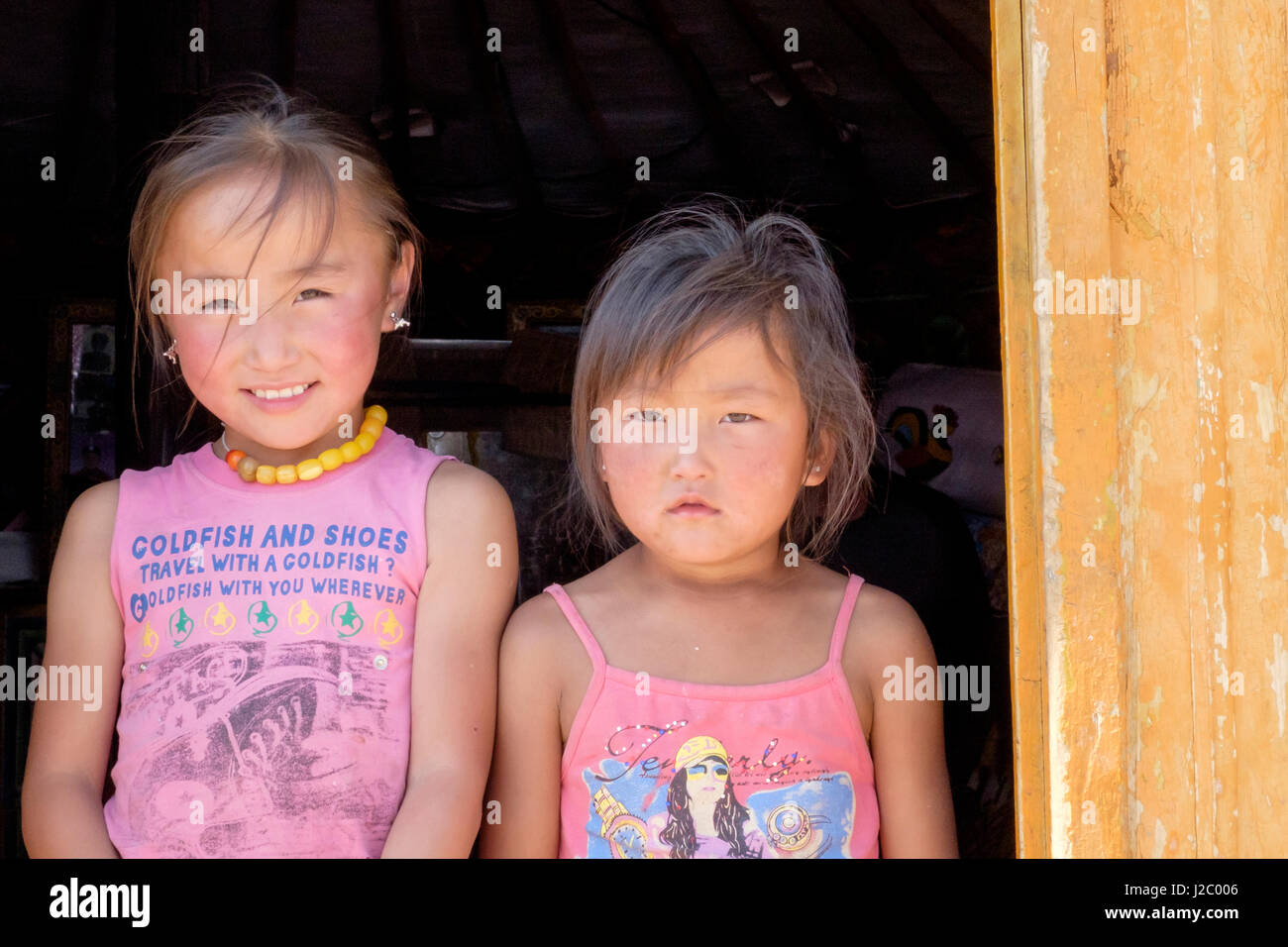 Asia, Mongolia occidentale, il lago Tolbo, all'interno di Ger, (Yurt). Giovani nomadi Mongoli ragazze di etnia kazaka. (Solo uso editoriale) Foto Stock