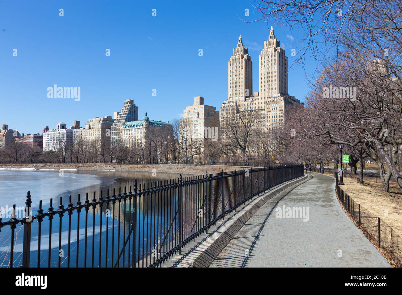 New York City - Vista panoramica degli edifici moderni di upper west side di Manhattan dal Central Park con Jacqueline Kennedy Onassis serbatoio. Foto Stock