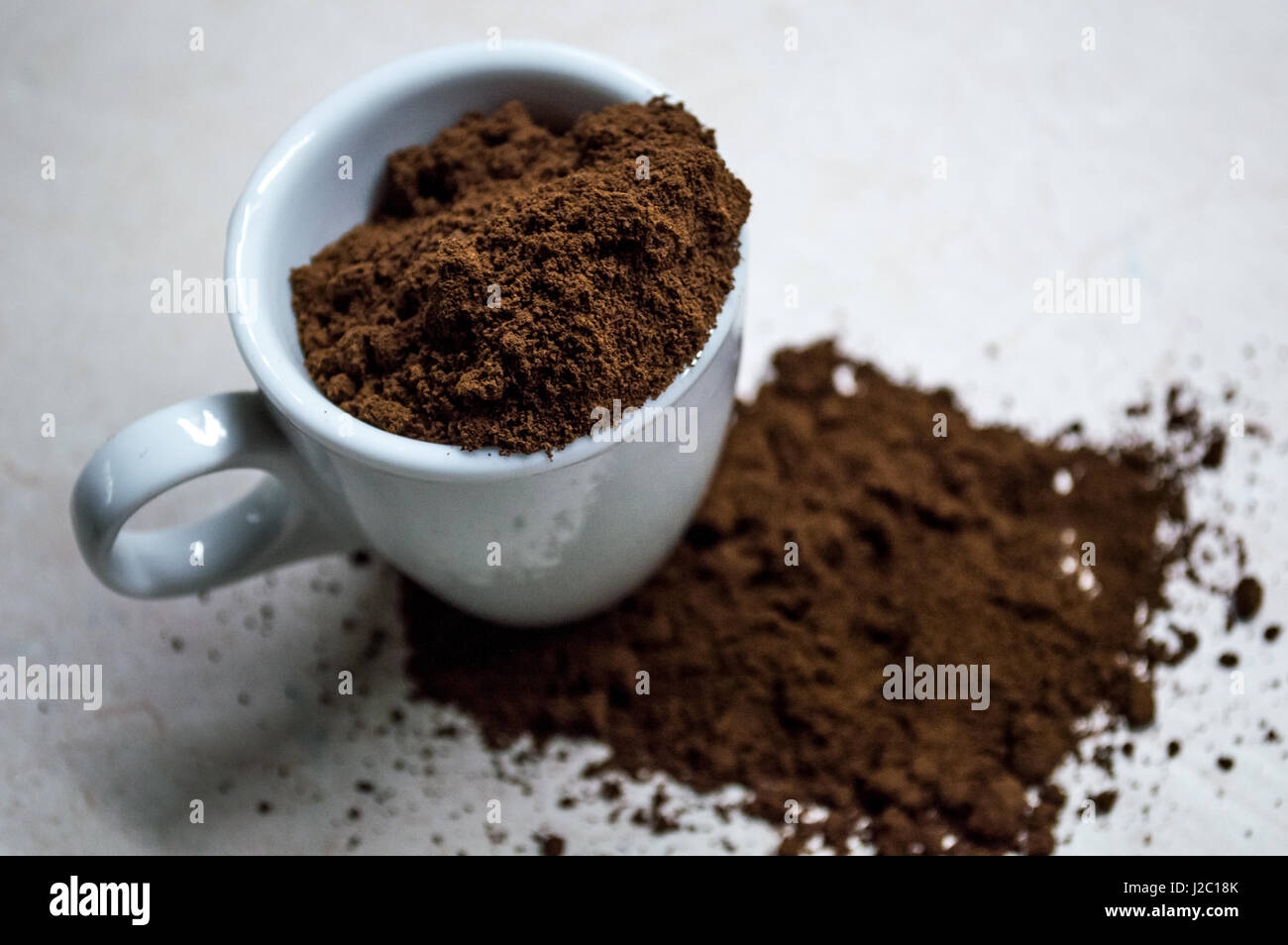 Piccola tazzina di caffè macinato versarsi Close Up Foto Stock