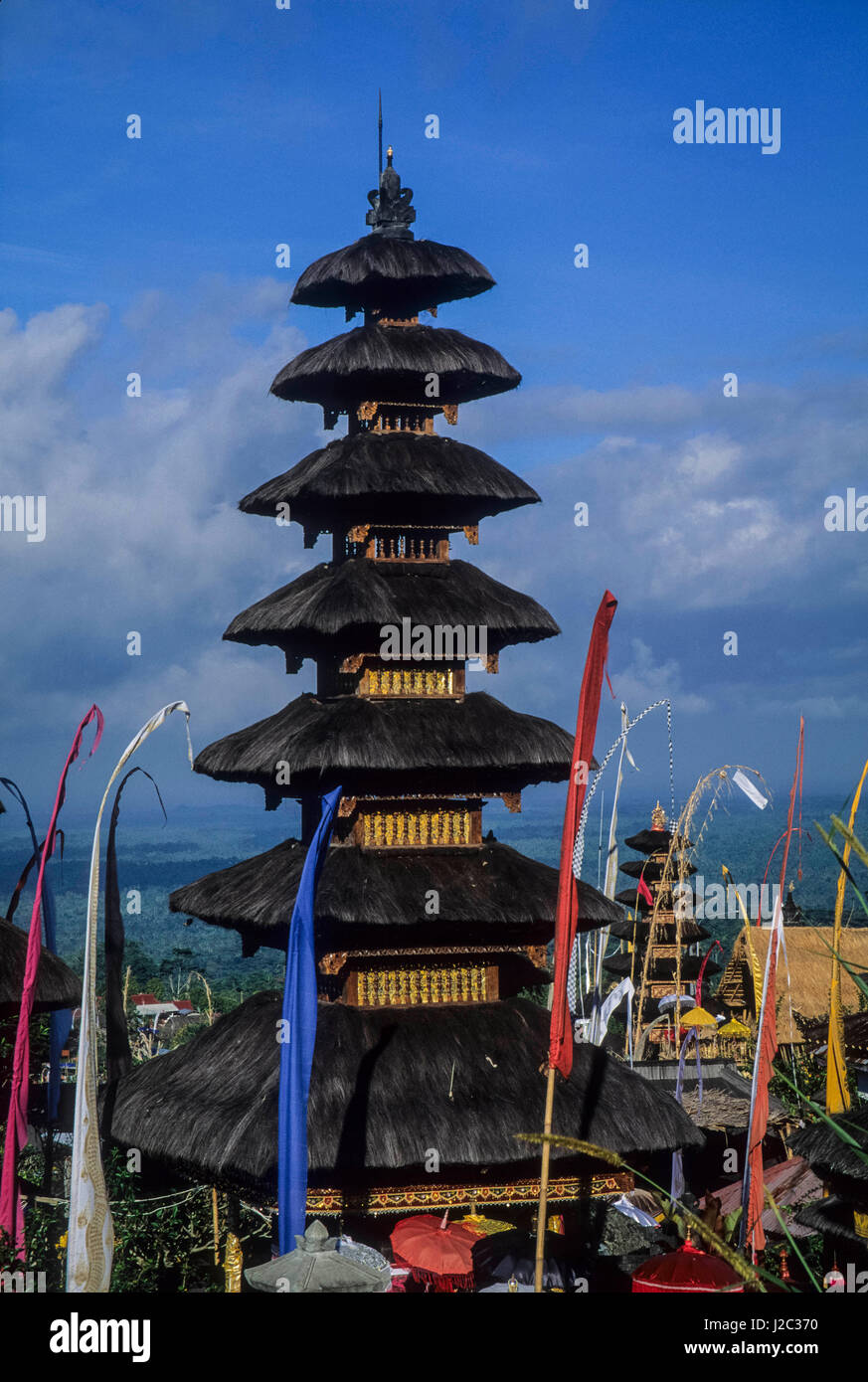 Asia Indonesia Bali, Pura (Tempio Besakih). Il 'tempio' per tutti gli Indù sull isola è adornata per una cerimonia. Foto Stock