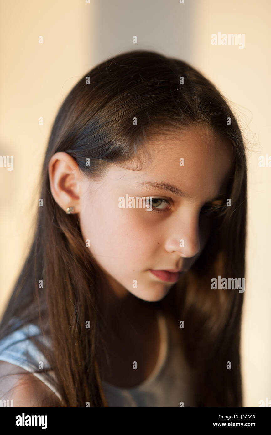 Bellissima bambina con una bella acconciatura Foto Stock