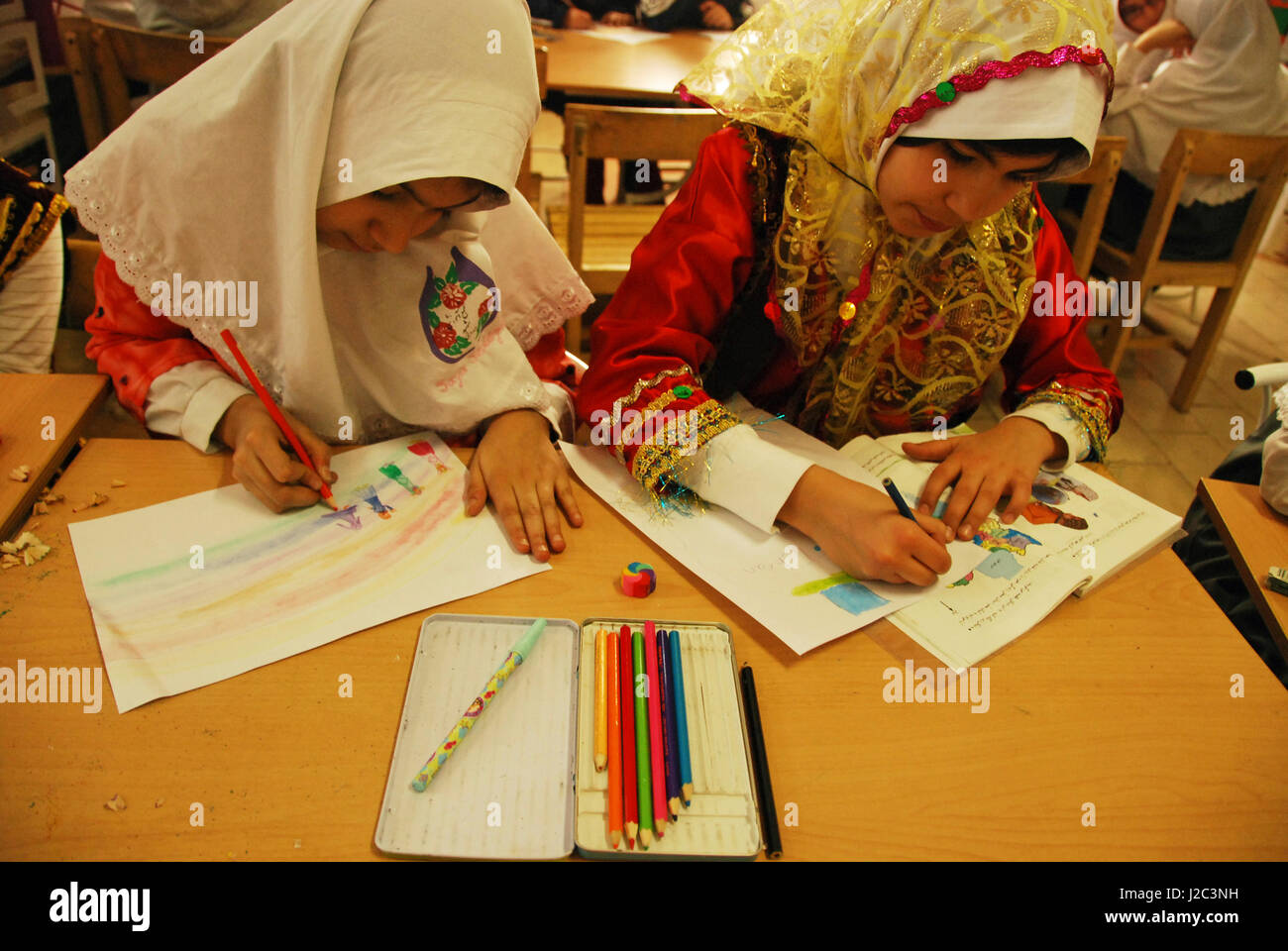 Iran, Teheran, bambini disegno in classe durante l'arte in tutti noi attività (MR) Foto Stock