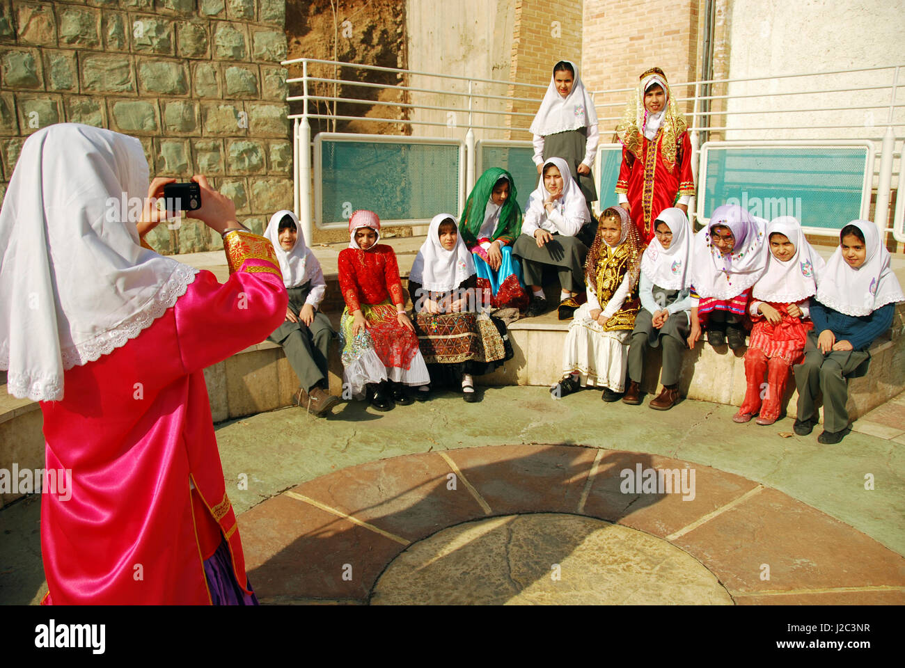 Iran, Teheran, ragazze della scuola imparare a scattare fotografie (MR) Foto Stock