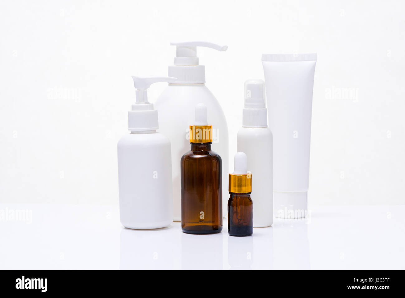 Confezione cosmetica spa e beauty set isolato su sfondo bianco Foto Stock