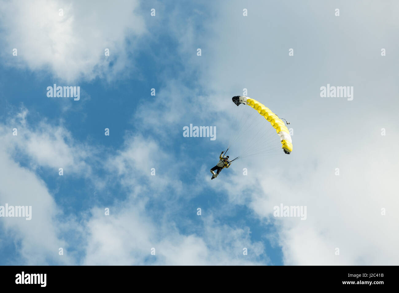 Pribram, CZE - Agosto 19, 2016. Giallo parapendio battenti contro il cielo nuvoloso Pribram aeroporto, Repubblica Ceca Foto Stock