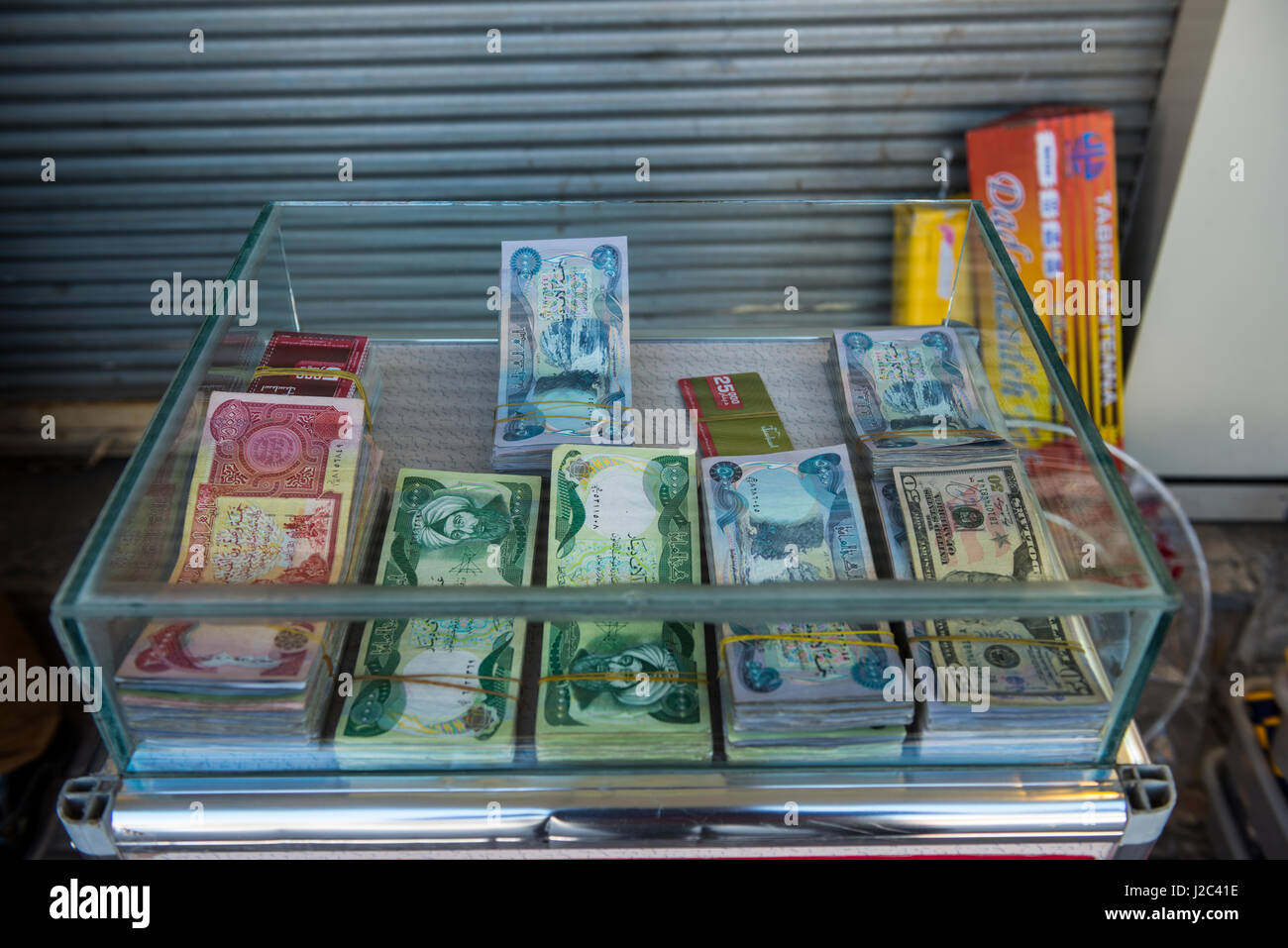 Cambio valuta Negozio nel bazaar di Sulaymaniyah, Iraq Kurdistan (formato di grandi dimensioni disponibili) Foto Stock