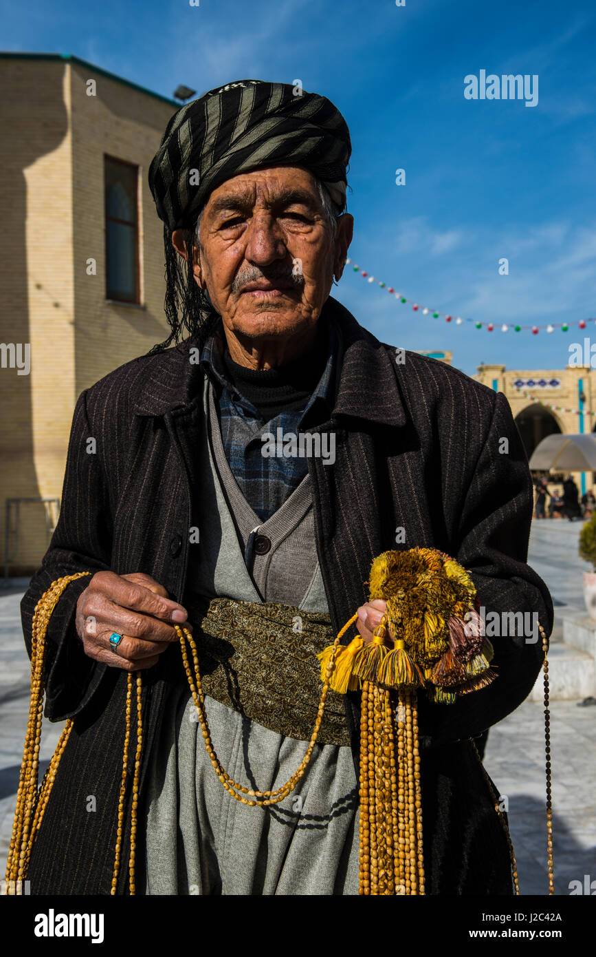 Uomo curda la vendita di simboli religiosi nella grande moschea nel bazaar di Sulaymaniyah, Iraq Kurdistan (formato di grandi dimensioni disponibili) Foto Stock