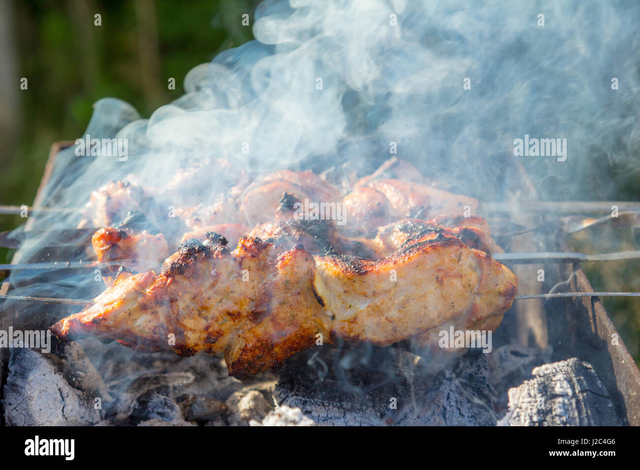 La frittura shish kebab e salsicce alla griglia sulla griglia sui carboni ardenti Foto Stock