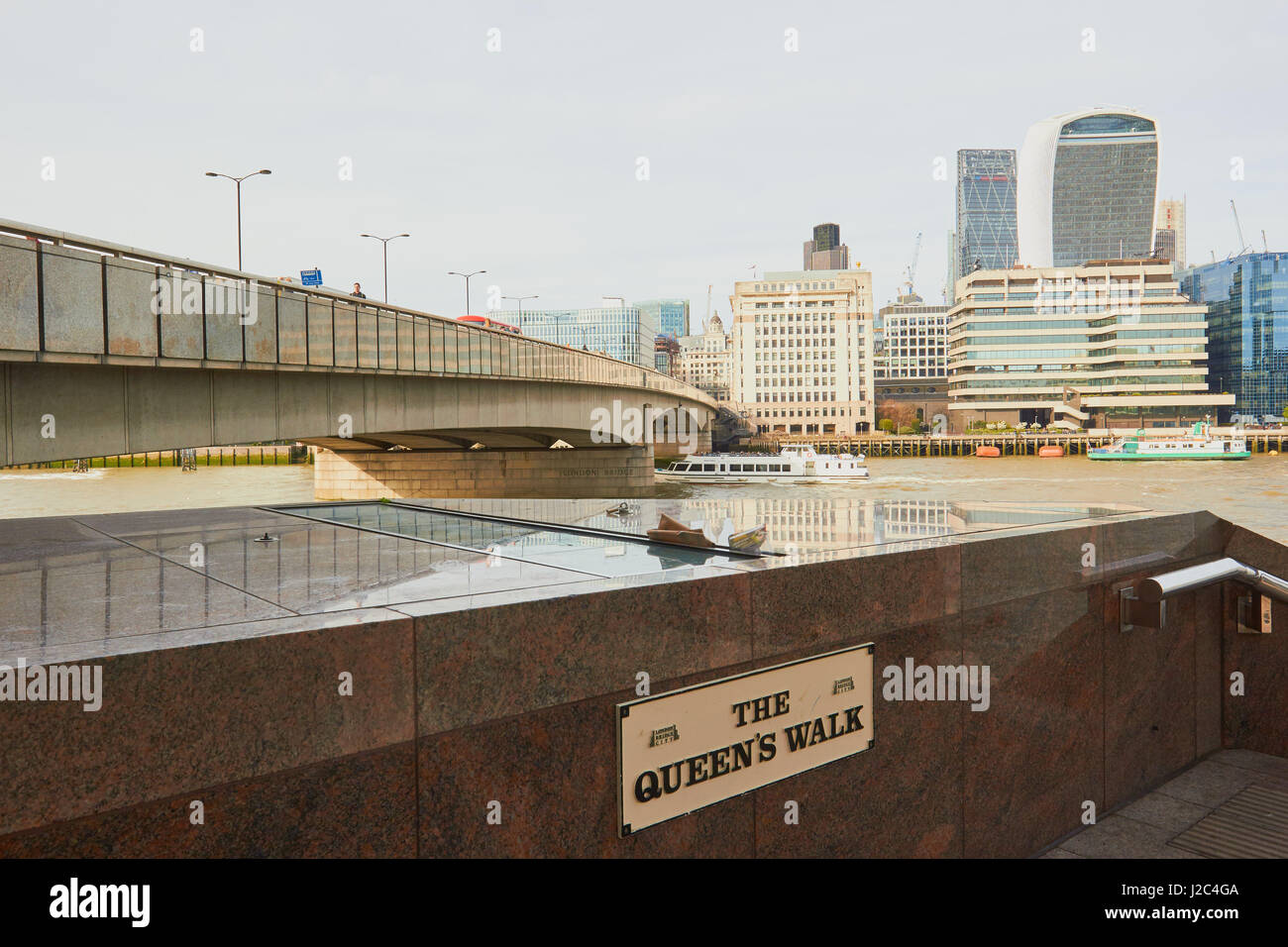 Il London Bridge e la regina a piedi parte del Tamigi percorso, South Bank di Londra, Inghilterra Foto Stock