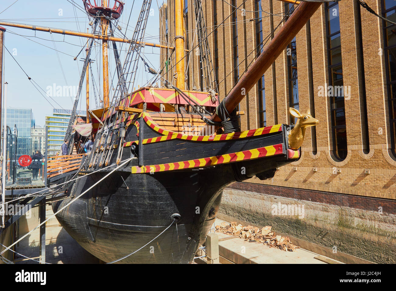 Replica di Sir Francis Drake's xvi secolo galeone Golden Hind St Mary Overie Dock, Bankside, Southwark, Londra, Inghilterra. Foto Stock