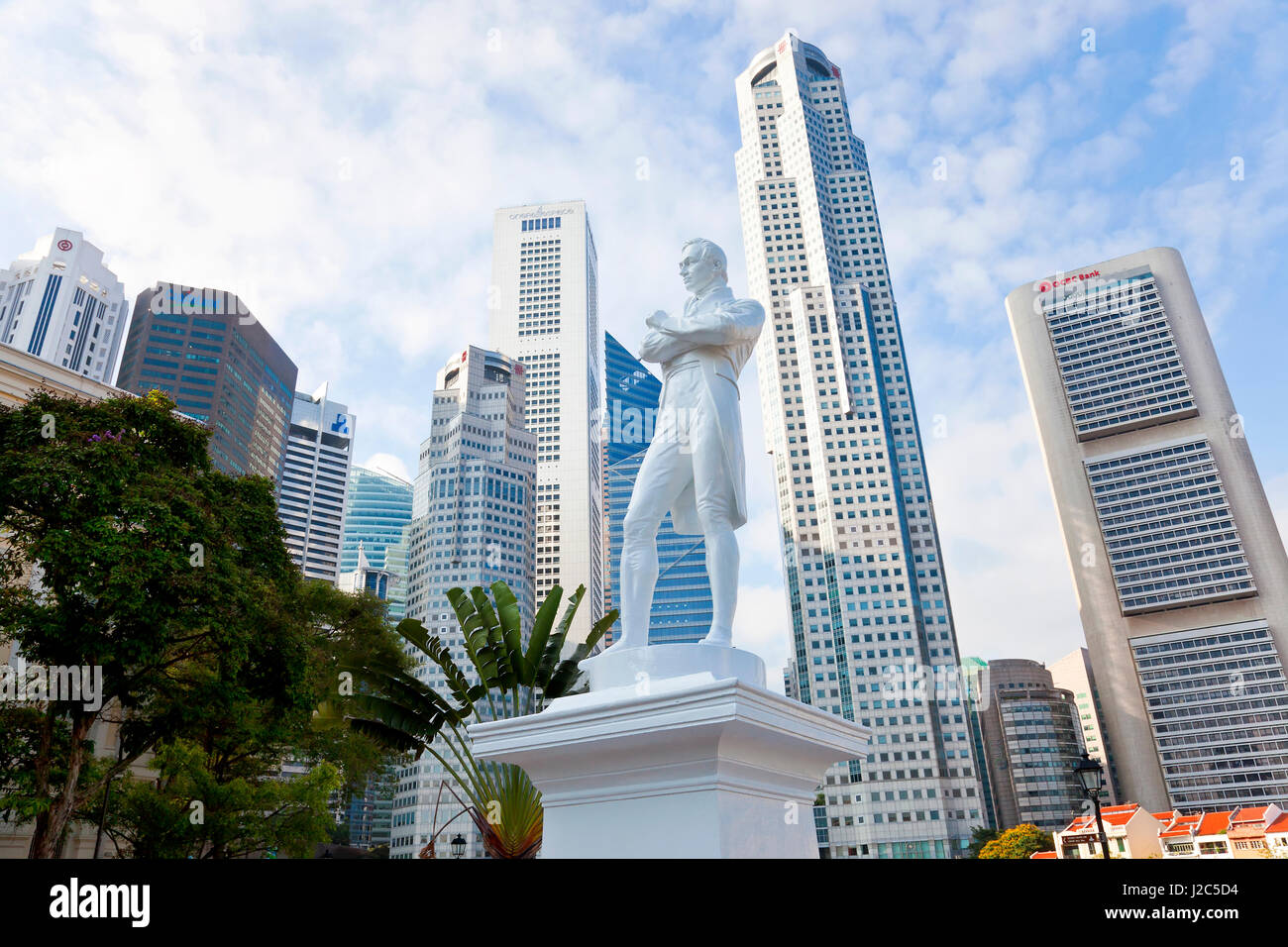 Statua di Sir Stamford Raffles e sullo skyline, Singapore, Sud-est asiatico Foto Stock