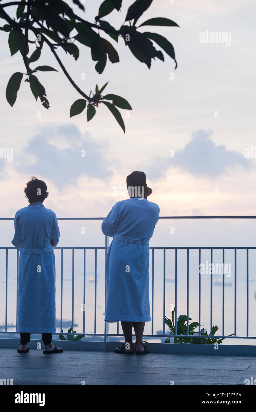 Singapore, Marina Bay Sands Hotel, il giovane che si affaccia stretto