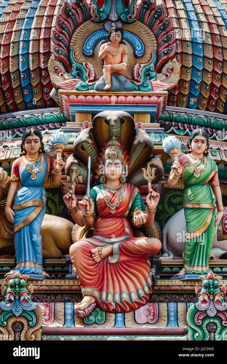 Singapore, Chinatown, il Tempio Hindu Sri Mariamman, divinità Indù dettaglio Foto Stock