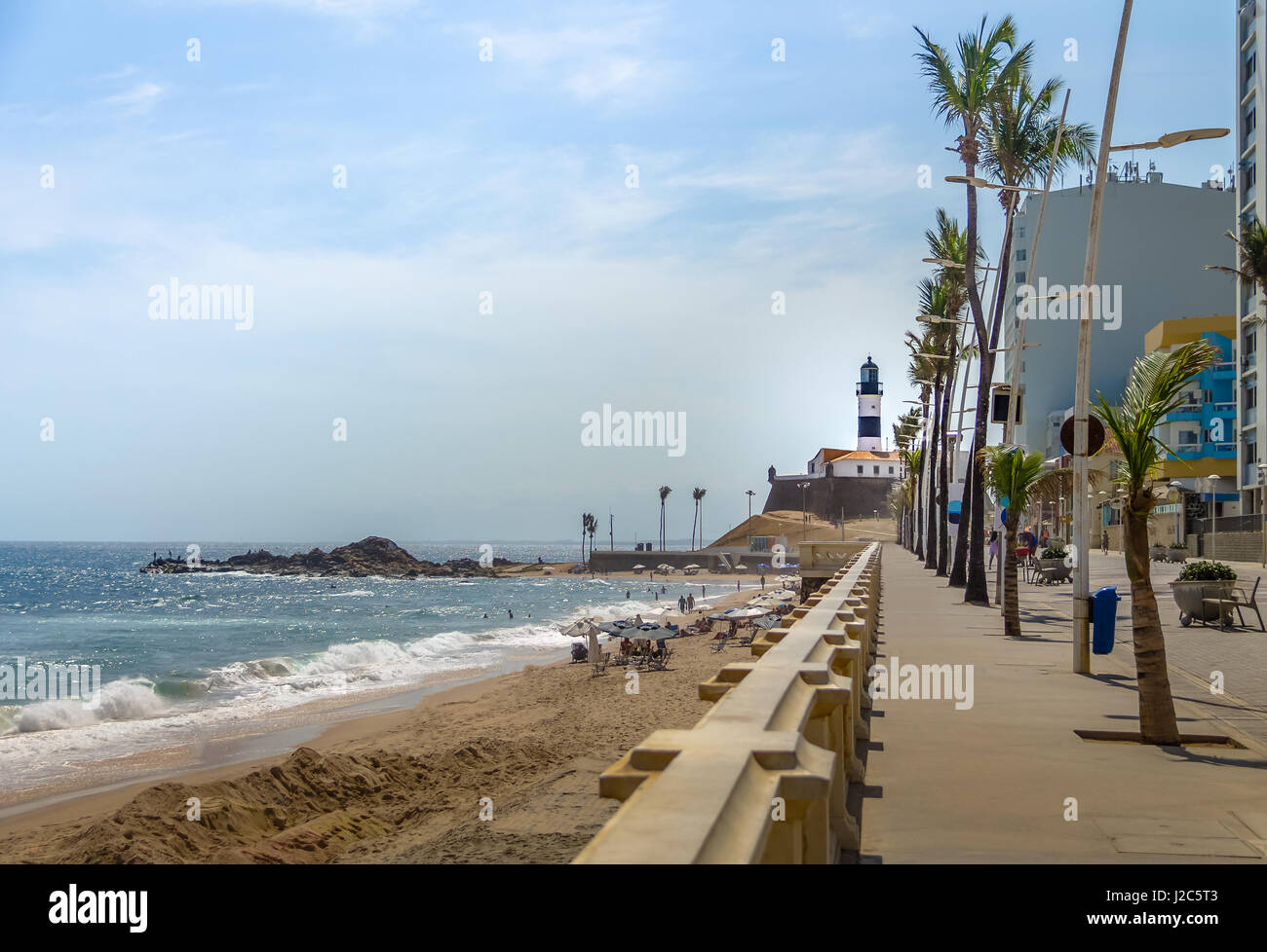 Barra Beach con il Farol da Barra (Barra Lightouse) sullo sfondo - Salvador de Bahia, Brasile, Foto Stock