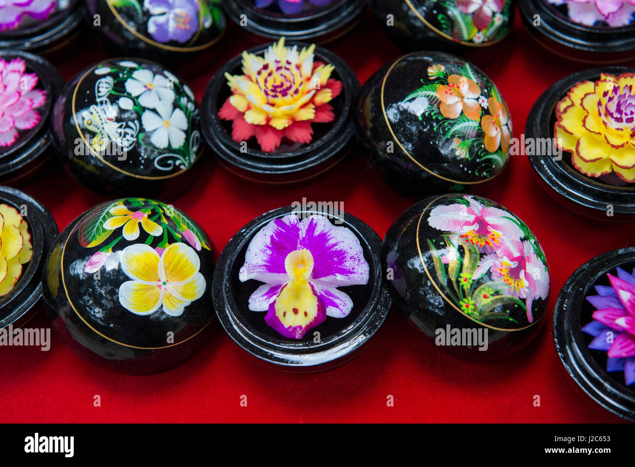 Thailandia Koh Samui, isola di Ko Samui. Artigianato tradizionale, intricate sculture di sapone a guardare come fiori tropicali. (Grandi dimensioni formato disponibile) Foto Stock