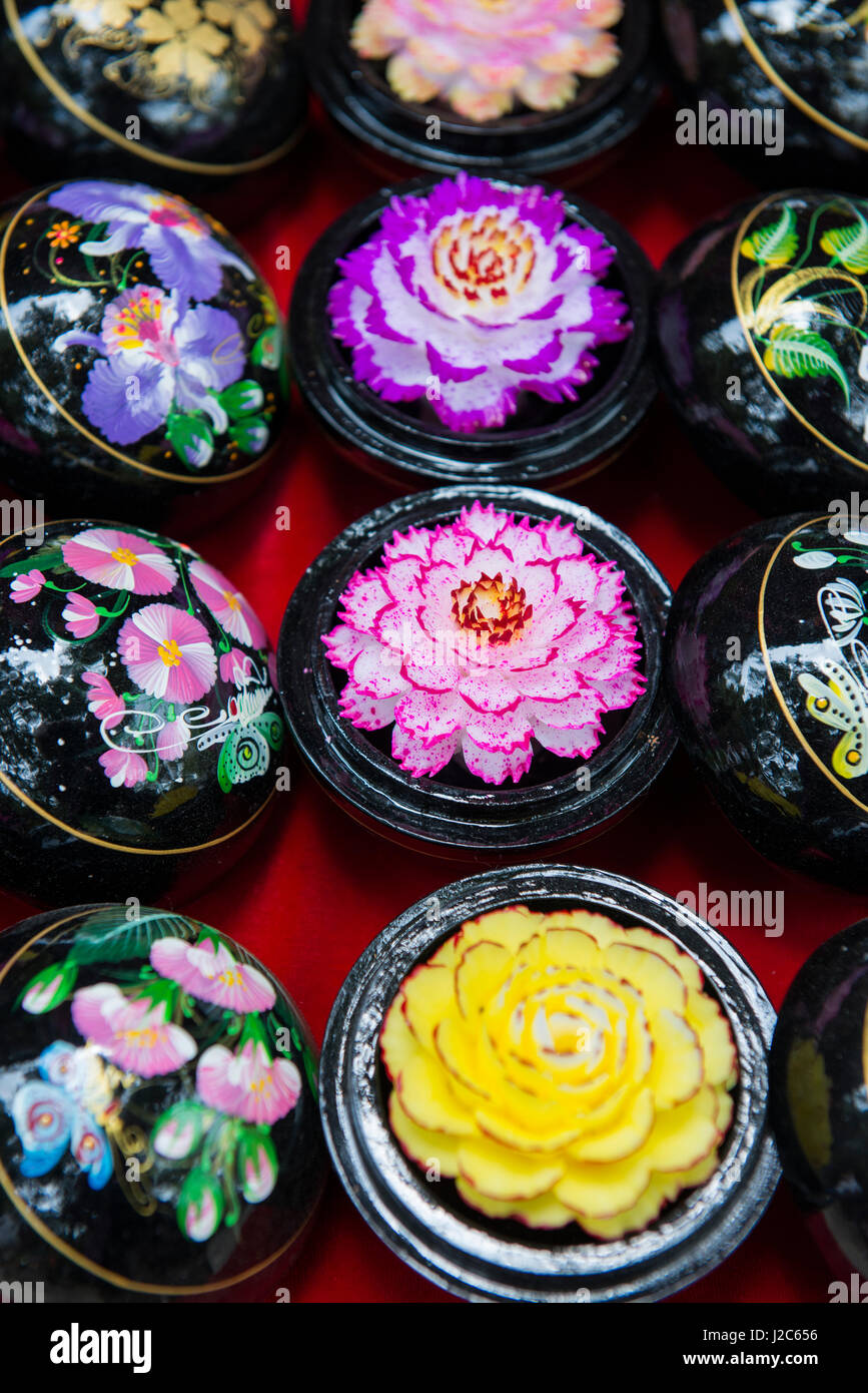 Thailandia Koh Samui, isola di Ko Samui. Artigianato tradizionale, intricate sculture di sapone a guardare come fiori tropicali. (Grandi dimensioni formato disponibile) Foto Stock