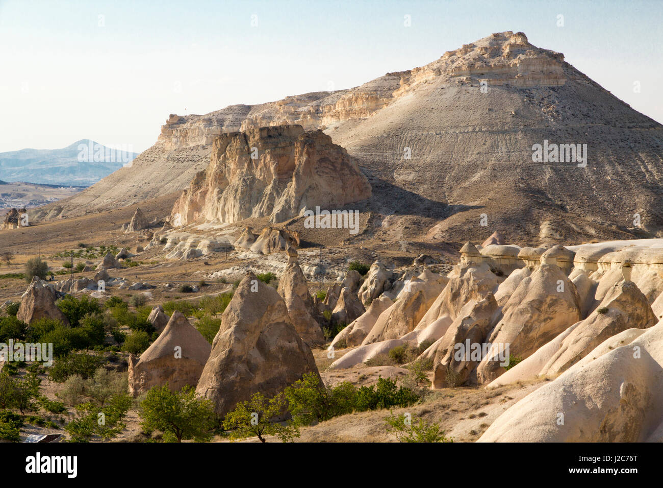 La Turchia, la Cappadocia è una regione storica in Anatolia centrale, in gran parte in Nevsehir, Kayseri, Aksaray e Nigde province della Turchia. Turismo definisce una regione caratterizzata da camini di fata. Foto Stock