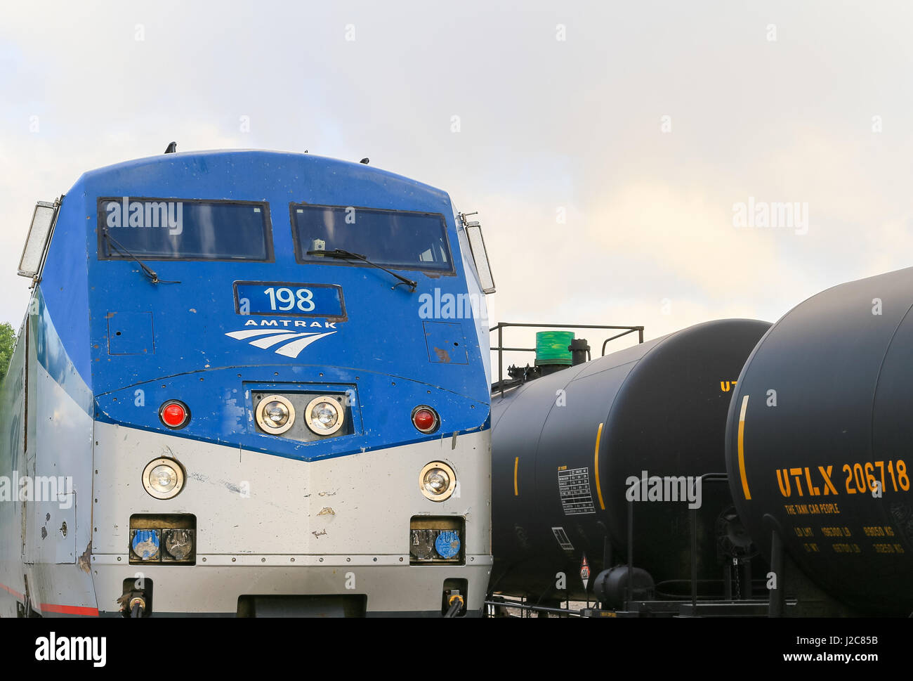 Grand Junction, Stati Uniti d'America - 29 Maggio 2016: Motore della Amtrak per treni passeggeri California Zephyr alla stazione con un treno merci dietro. Foto Stock