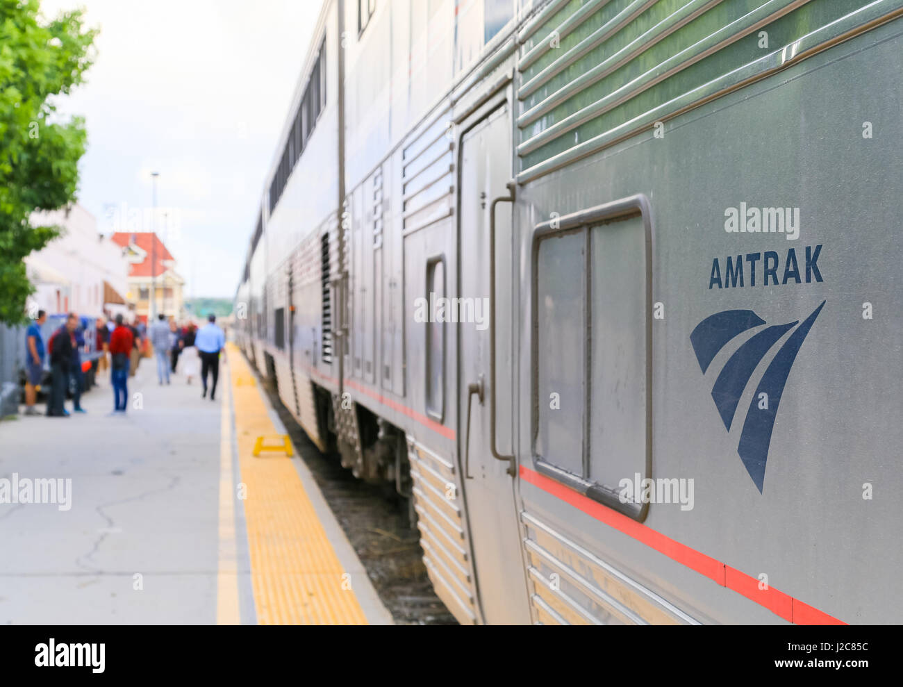 Grand Junction, Stati Uniti d'America - 29 Maggio 2016: Piattaforma con passeggeri che salgono a bordo della Amtrak per treni passeggeri California Zephyr. Foto Stock