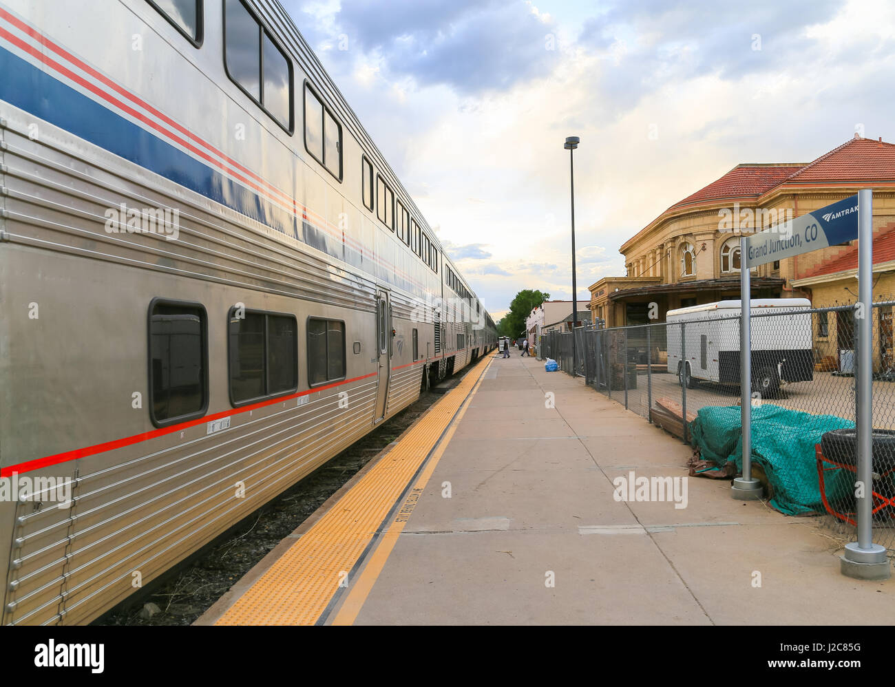 Grand Junction, Stati Uniti d'America - 29 Maggio 2016: i passeggeri Amtrak train California Zephyr presso la stazione di attesa fino a quando tutti i bagagli è a bordo per continuare la Foto Stock