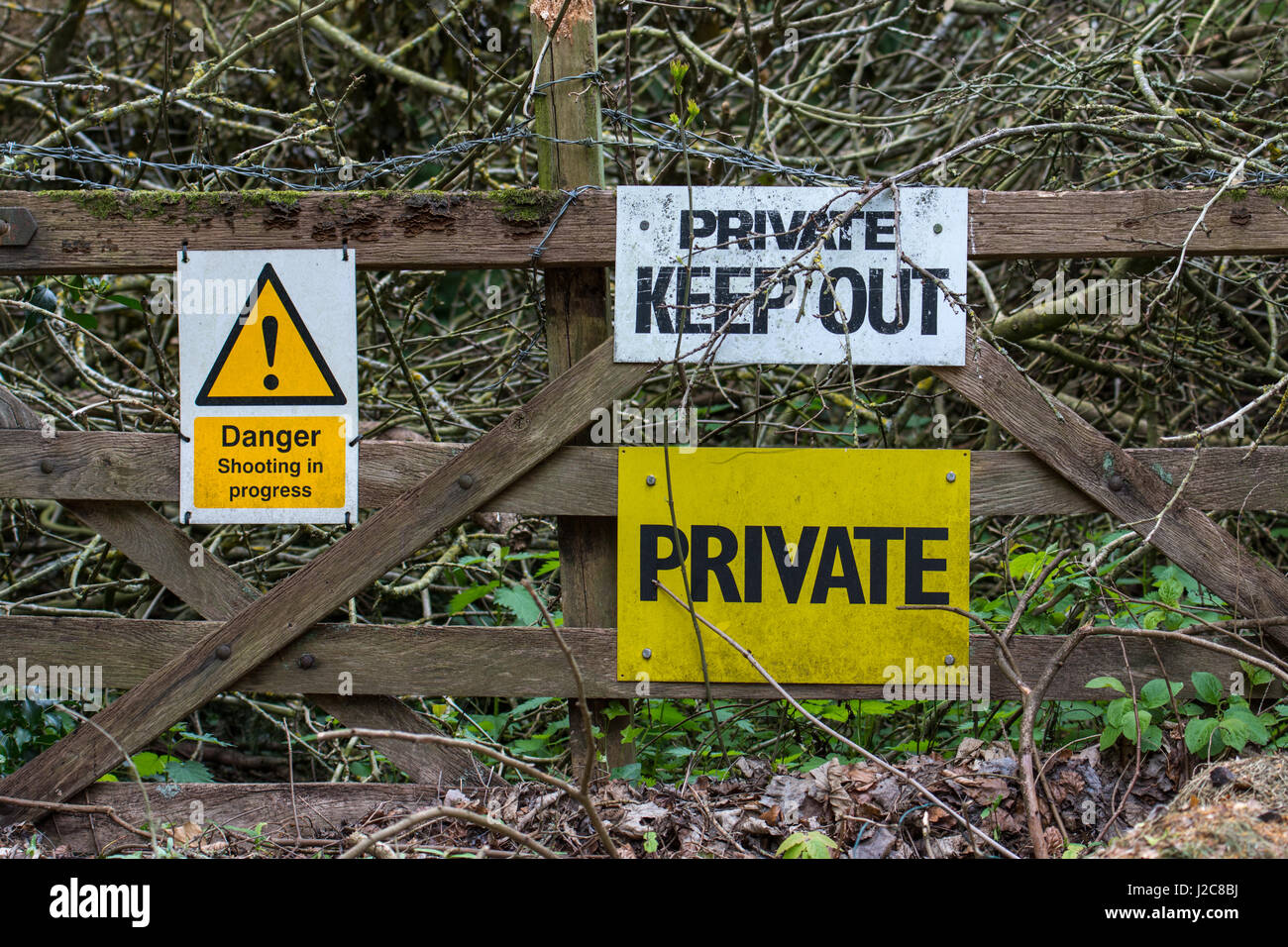 Cartelli di avvertimento su un cancello Foto Stock